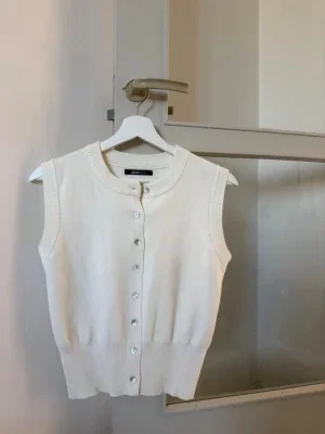 Vit stickad väst från Gina Tricot