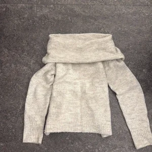 Ljusgrå offshoulder stickad tröja ONLY