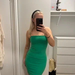 Grön tight klänning från H&M