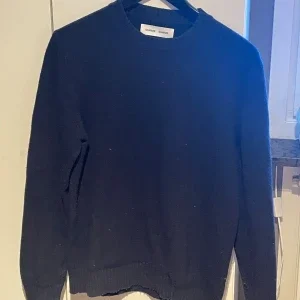 Mörkblå stickad tröja Samsoe Samsoe