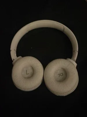 Vita over-ear hörlurar från JBL