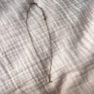 Silverhalsband med bokstav L