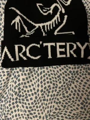 Svart mössa från Arc'teryx