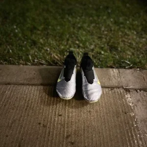 Nike fotbollsskor i silver och neon