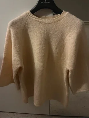 stickad trekvartsärm tröja