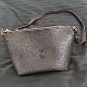 Svart väska från Yves Saint Laurent (fejk)