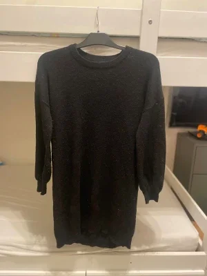 Svart stickad klänning från Bik Bok