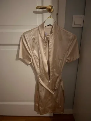 Beige satin klänning med bälte