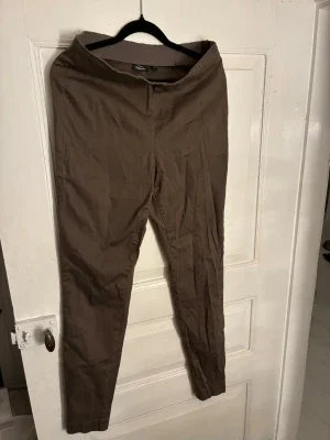 Bruna byxor slim fit Kappahl