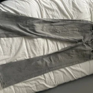 low waist gråa bootcut jeans