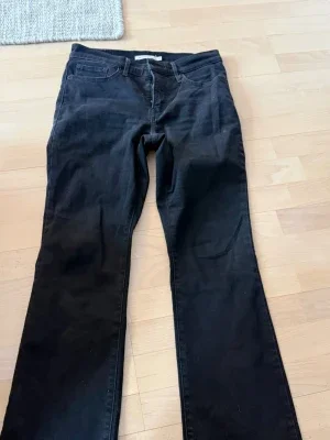 Svarta bootcut jeans 315 shaping