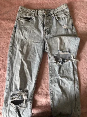 Ljusa ripped mom jeans i denim