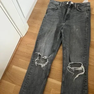 Grå ripped jeans från Zara, strl 38