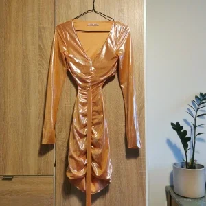 (XS/6) Glansig orange klänning från Jaded Rose