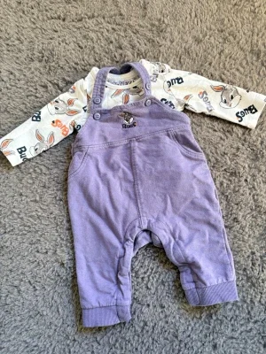 Looney Tunes babyset med lila hängselbyxa