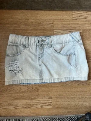 Ljus jeanskjol med slitningar