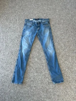 Blå raka jeans från Replay