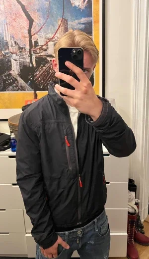 Blå Helly Hansen jacka