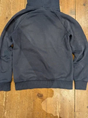 Mörkblå hoodie från Peak Performance