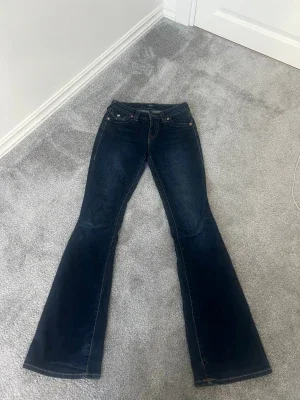 True Religion bootcut jeans mörkblå