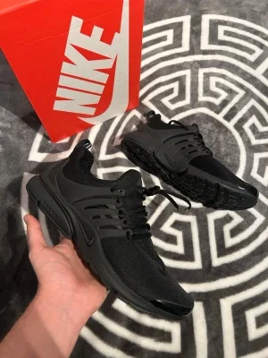 Svarta Nike Air Presto sneakers