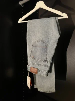 Ljusblå raka jeans från Zero Jeans