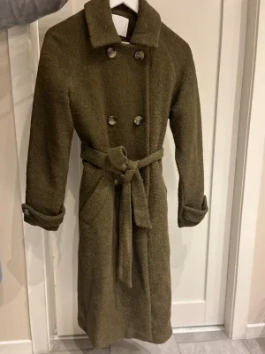 Olivgrön kappa från Samsa Collection