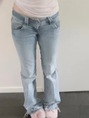 lågmidjade utsvängda ljusa jeans