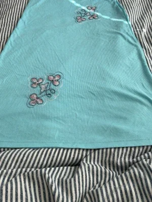 Ljusblå ribbad klänning med broderi