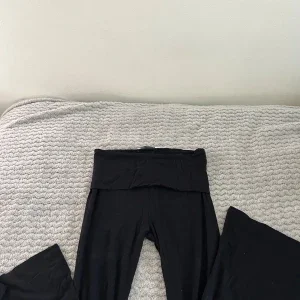 Svarta yogabyxor med lågmidjade