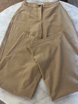 Beige kostymbyxa från Bershka