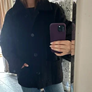 Svart ulljacka från Monki