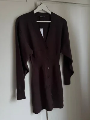 Brun stickad klänning Gina Tricot