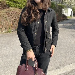 Svart allvädersjacka