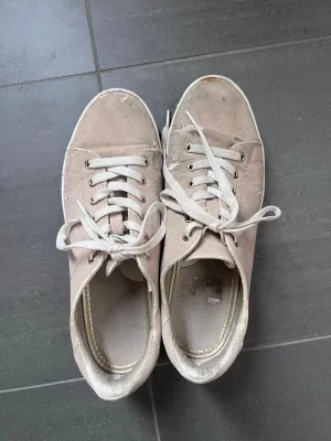 Beige sneakers med vita snören
