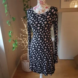 Långärmad klänning i mjuk, ribbad trikå