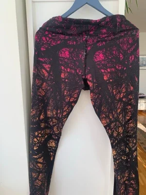 Svarta träningsbyxor med rosa-orange mönster