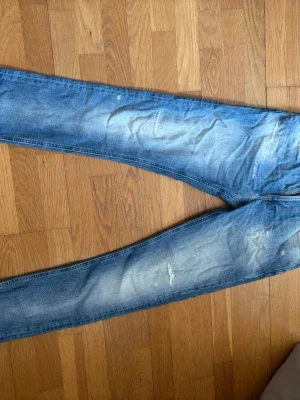 Blå slitna jeans från Nudie Jeans