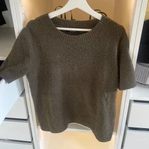 Stickad t-shirt Lene Sand