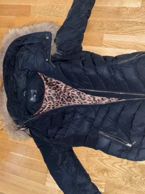 Svart dunjacka med fuskpäls från Hollies