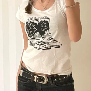 Vit Monki t-shirt med cowboy boots