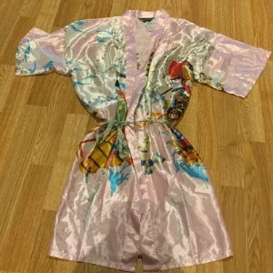 Rosa kimono med färgglatt mönster SÅ FIN ️