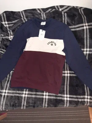 Champion crewneck i blått och vinrött