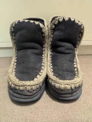 Mou boots i mörkgrå mocka
