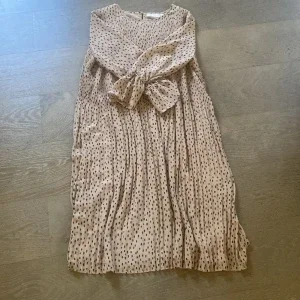 Beige prickig klänning från InWear