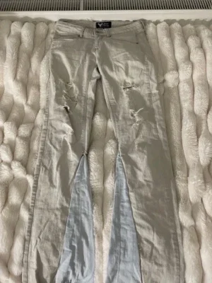 Ljusgrå ripped bootcut jeans