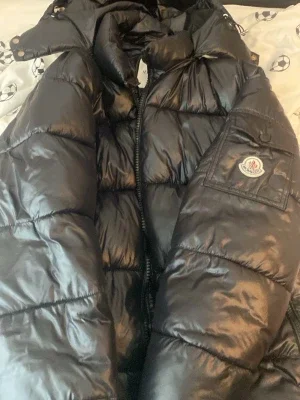 Svart dunjacka från Moncler
