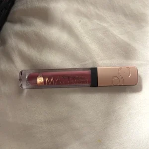 Matt flytande läppstift från Catrice