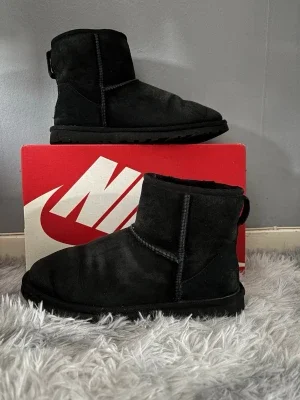 Svarta UGG tofflor i mocka 41
