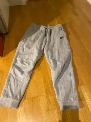 Nike tech fleece byxor